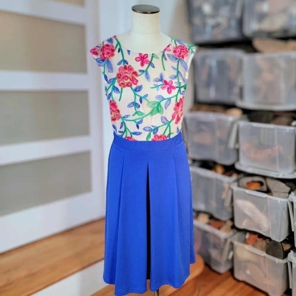 NEW Acevog Floral Embroidered Semi sheer Dress Open Back Size Medium
